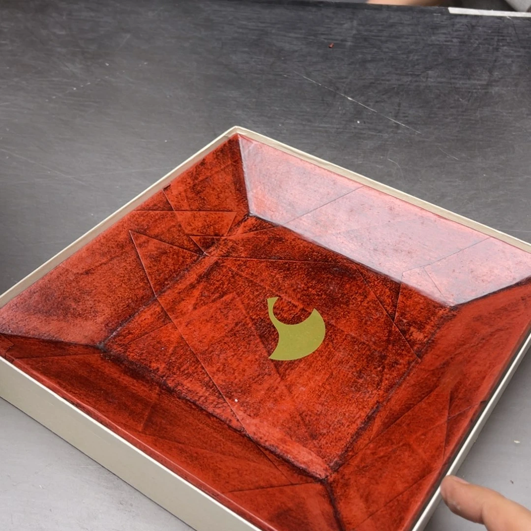 瓷片?密密麻麻地排列着一个