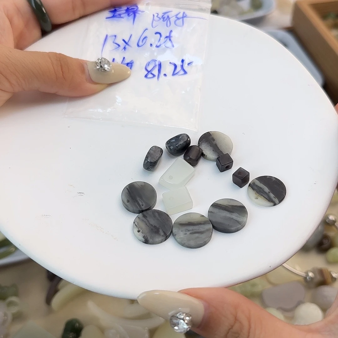 阿****颈饰未镶嵌和田玉
