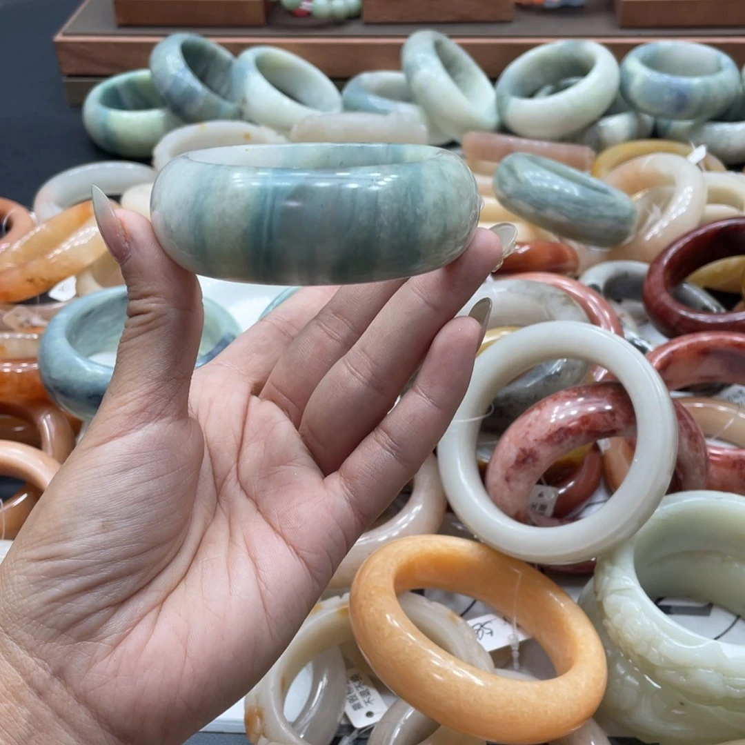 溜***吉石英质玉手镯未镶嵌