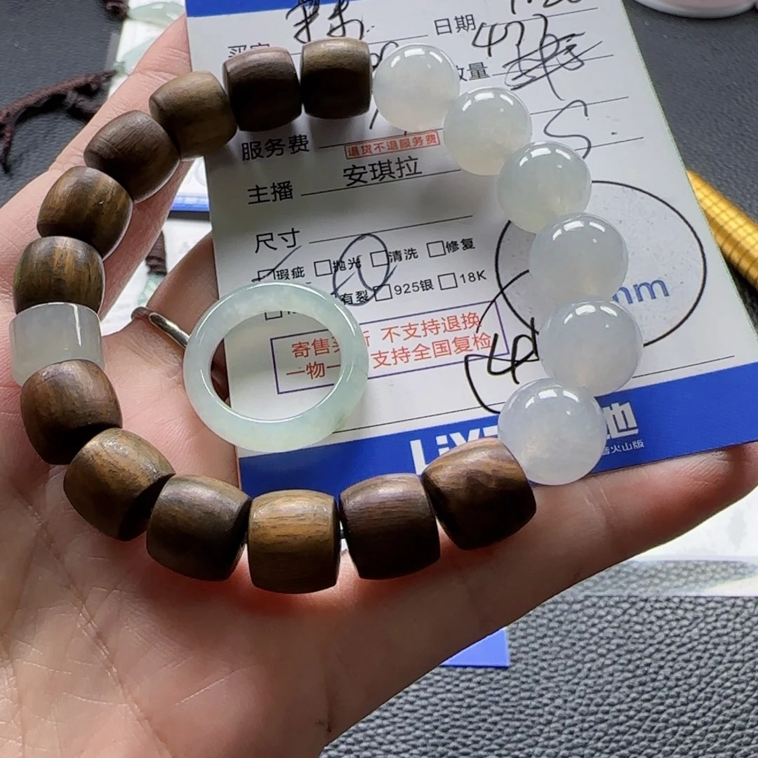 翡翠未镶嵌颈饰末**欢