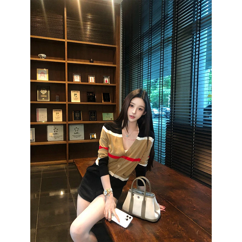 2025气质V领针织开衫毛衣套女秋装搭配复古撞色条纹长袖薄款上衣