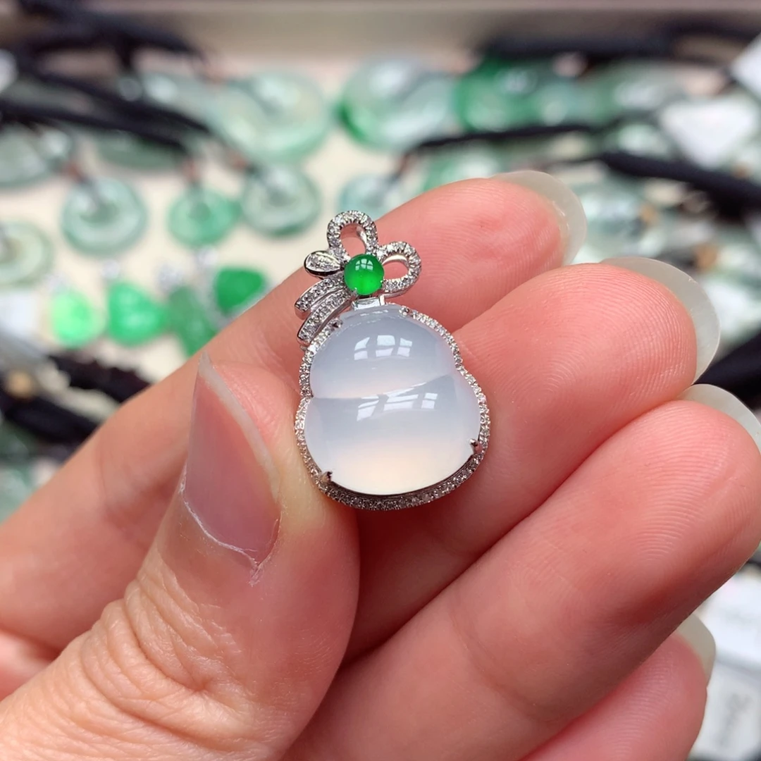 翡翠18K金镶嵌颈饰葫芦