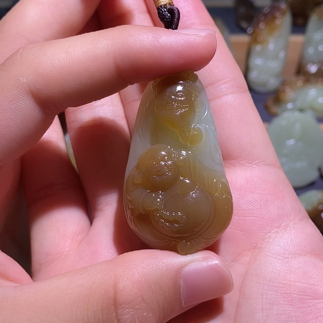 魏***伟和田玉未镶嵌颈饰