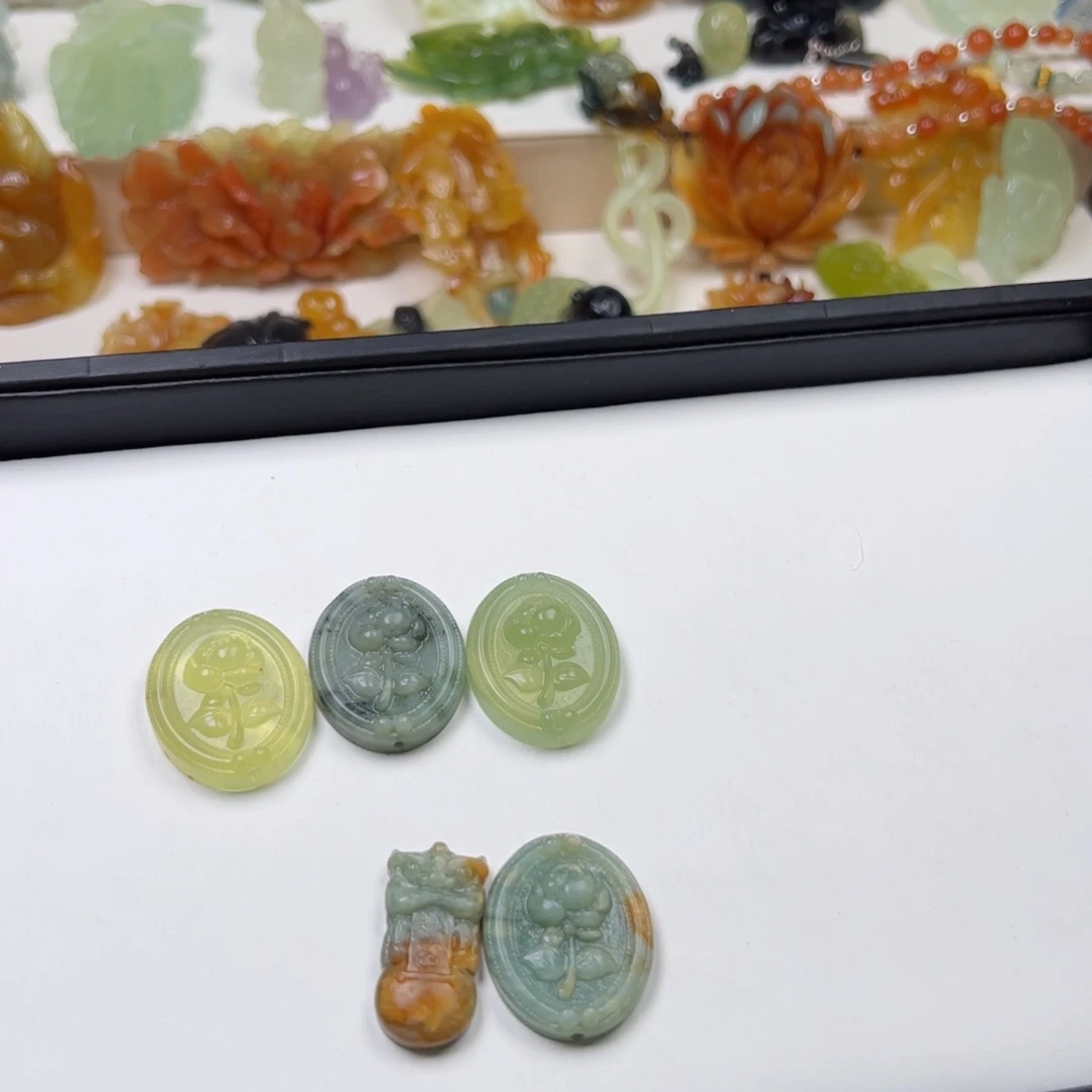仙***悠未镶嵌蛇纹石玉颈饰