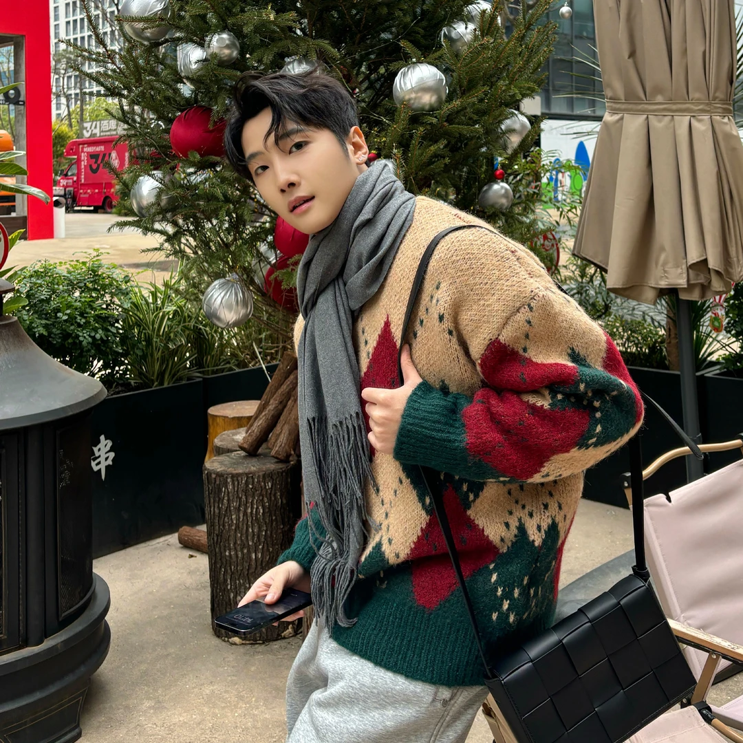 韩国男装 圣诞限定羊毛彩色圆领针织毛衣 菱形格宽松阔版毛织外套
