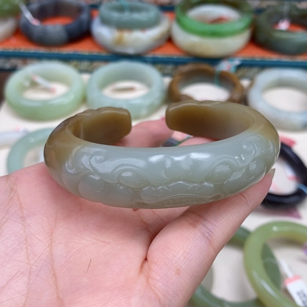 ****兮和田玉未镶嵌手镯56.4