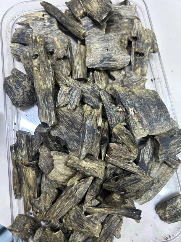 沉香莺歌绿奇楠沉香原材料50克装高油脂原材料，熏香品香香包车挂