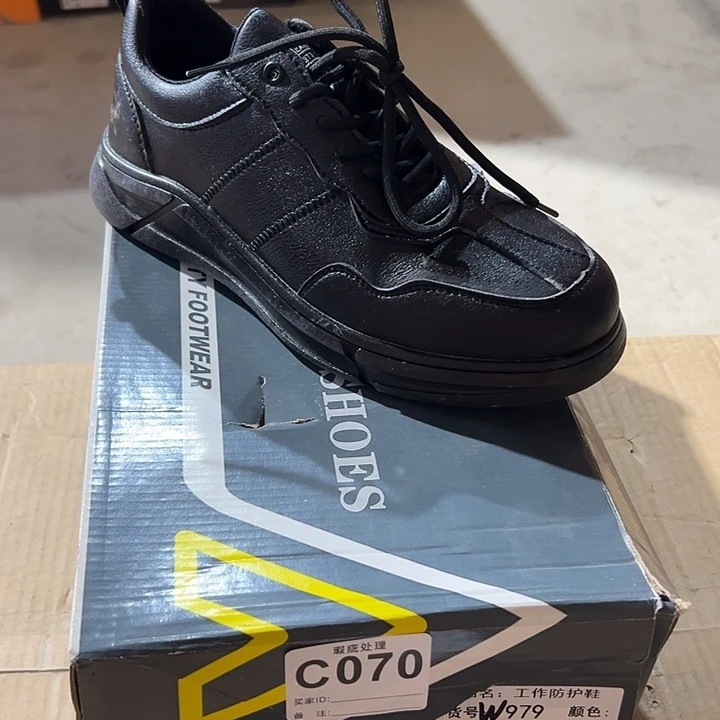 编码068号。42码微瑕只防刺劳保鞋