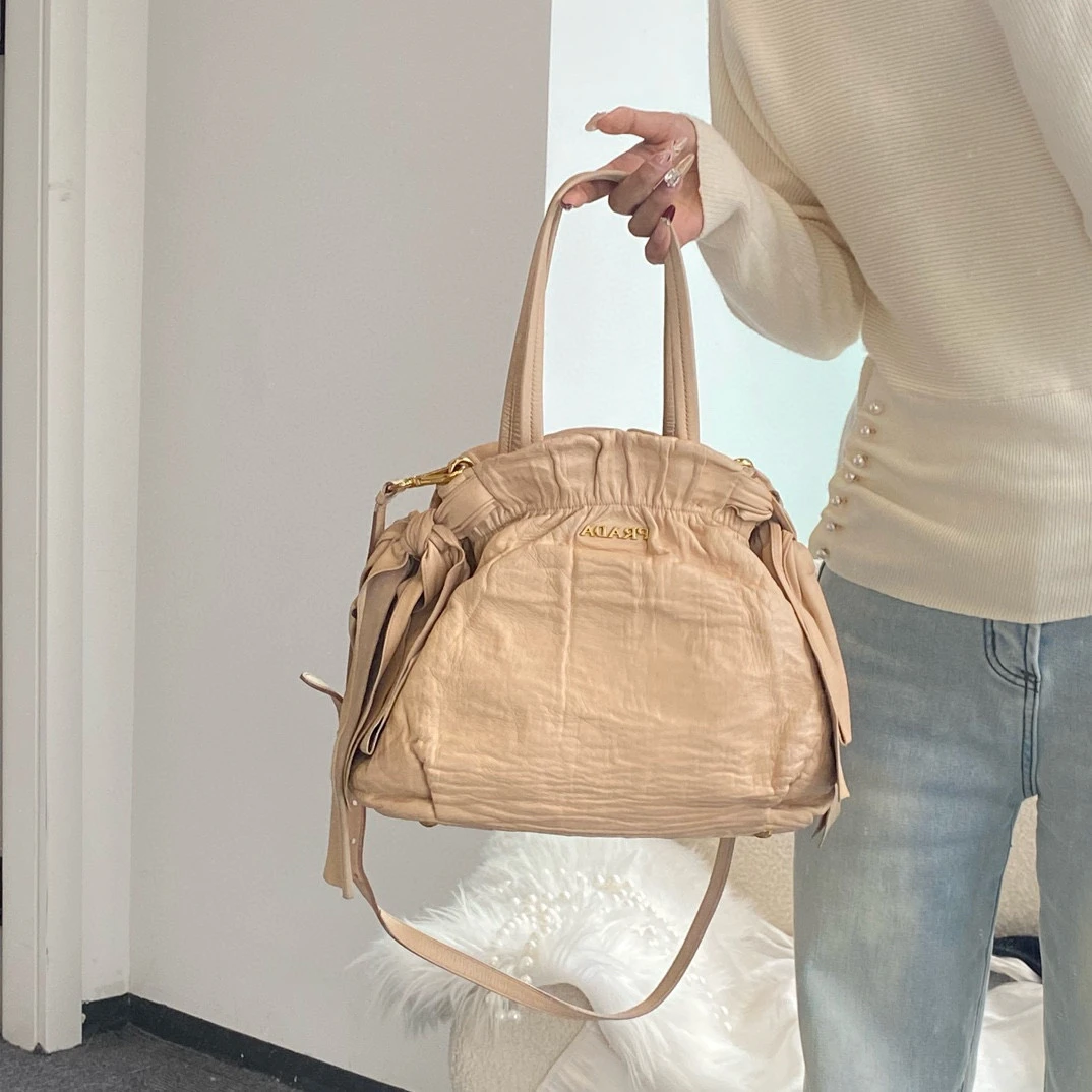 95新 Prada/普拉达 prada杏色蝴蝶结褶皱手提斜挎包