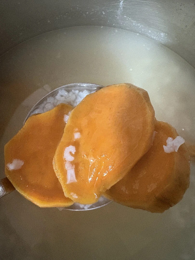 红心地瓜片煮粥软糯香甜