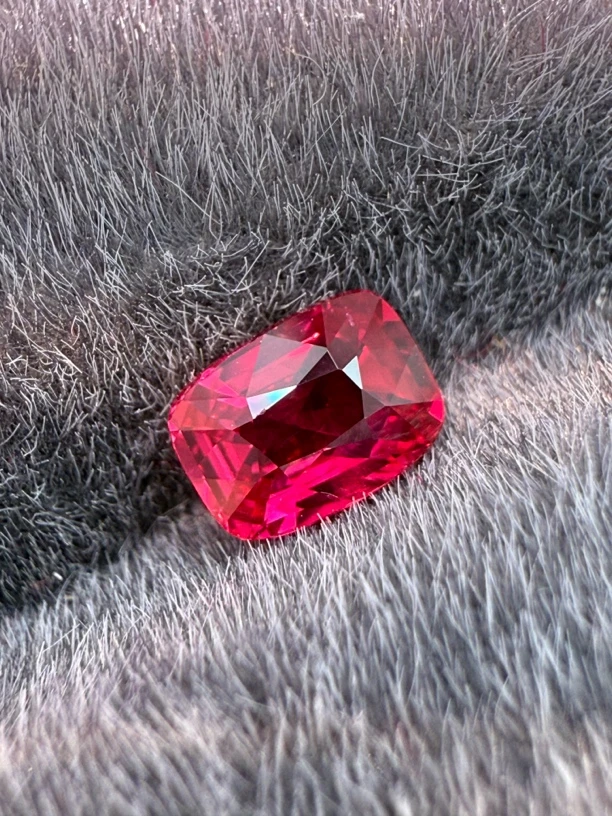 0.66ct天然无烧红宝石裸石，颜色美艳，晶体干净，尺寸5.5×4×2.9mm