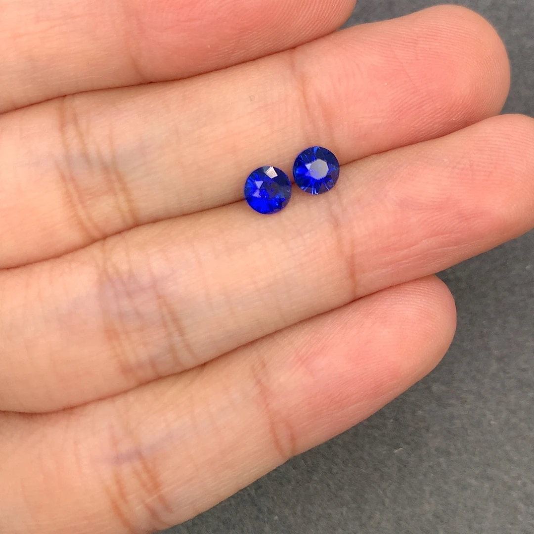蓝宝石裸石1.01克拉正圆色标级明亮皇家蓝耳钉料