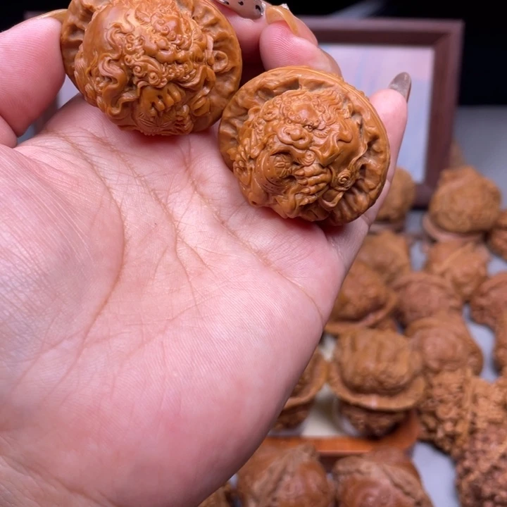 辉***3吊坠文玩核桃白狮子回血不退不换