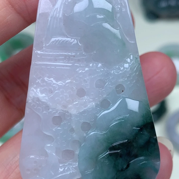 翡翠未镶嵌颈饰吊坠有裂