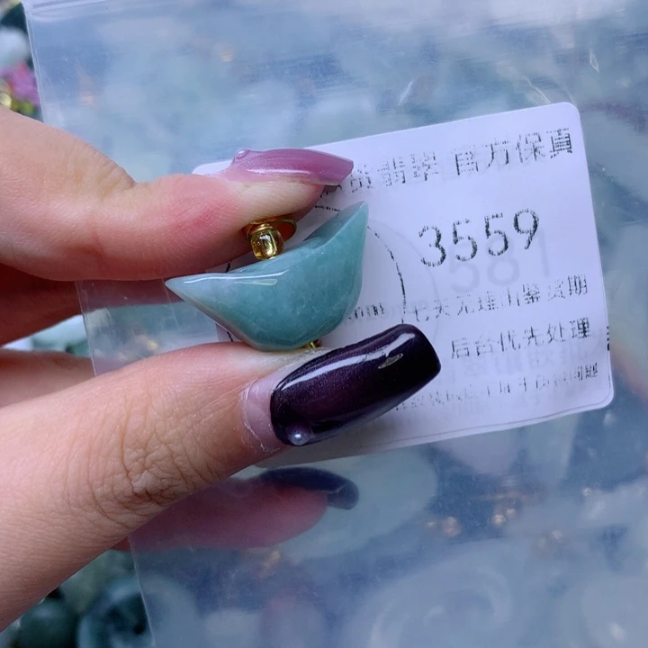吊坠(不含链)未镶嵌翡翠