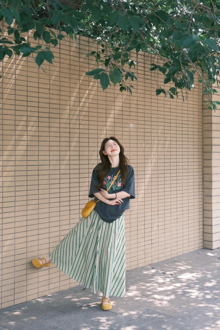 2025夏季韩系穿搭一整套女时尚宽松印花T恤休闲条纹半身裙两件套