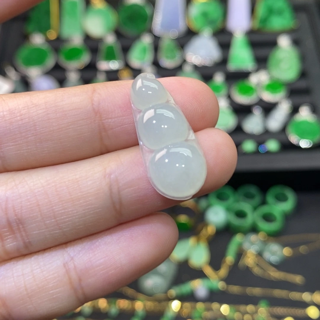 翡翠未镶嵌颈饰豆子