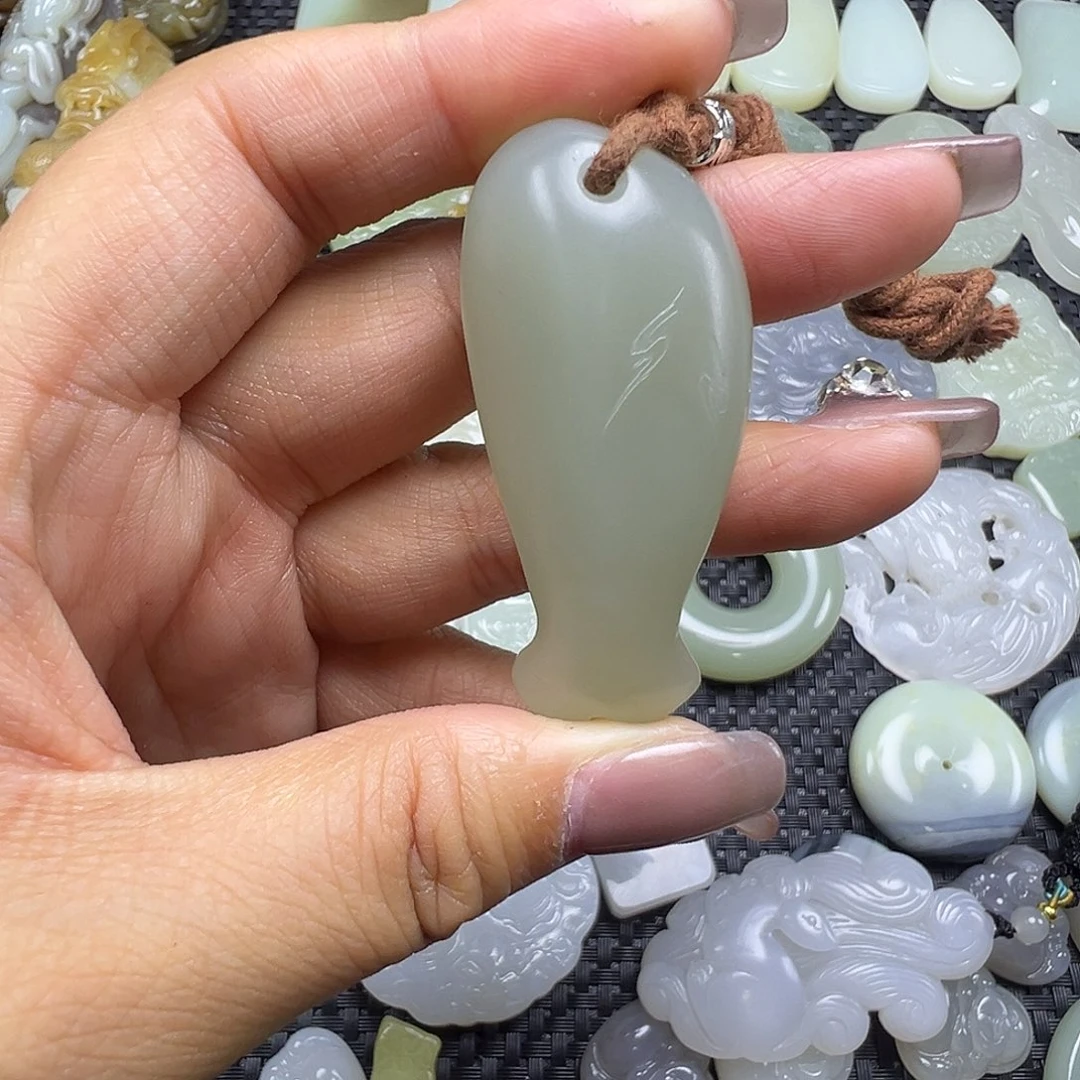 和田玉未镶嵌颈饰微瑕（买断价，不退不换）