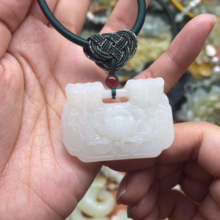 蛇纹石玉吊坠合金