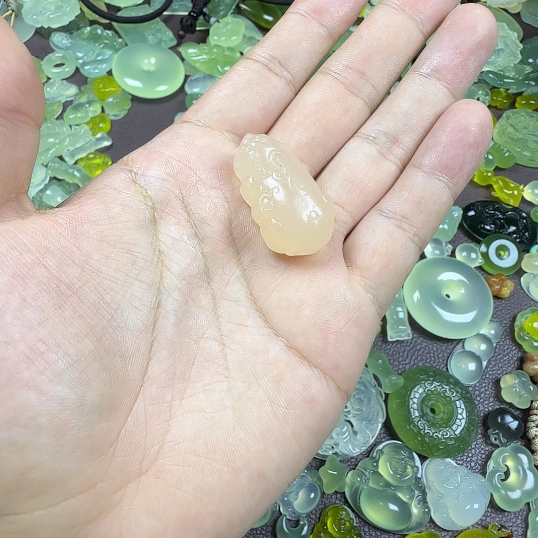 卖***叉未镶嵌蛇纹石玉颈饰