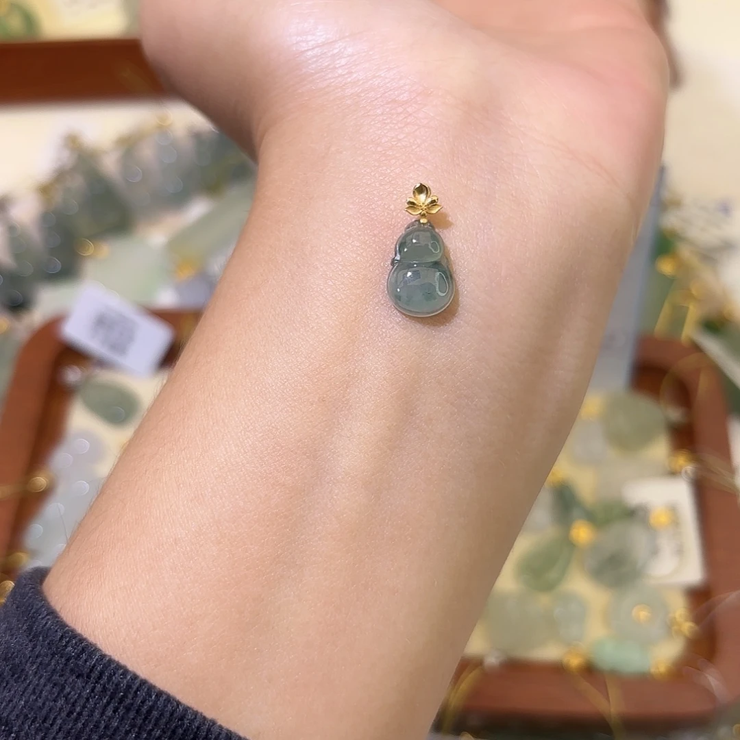 翡翠18K金镶嵌颈饰葫芦