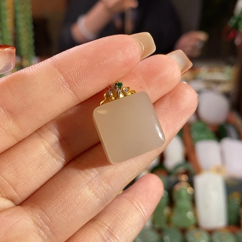 【闪购商品】吊坠(赠链)18K金镶嵌和田玉