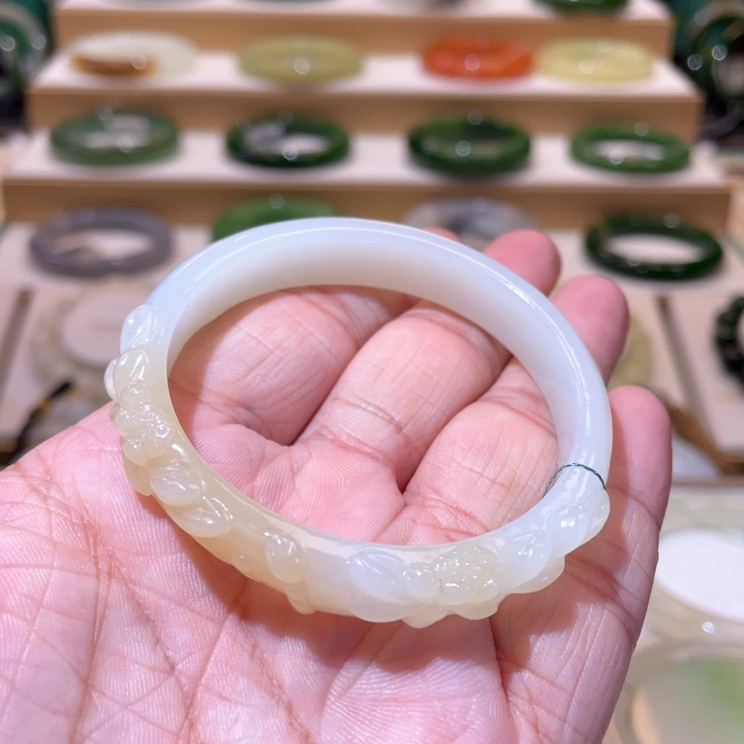 和田玉未镶嵌颈饰高品糖白雕花手镯54