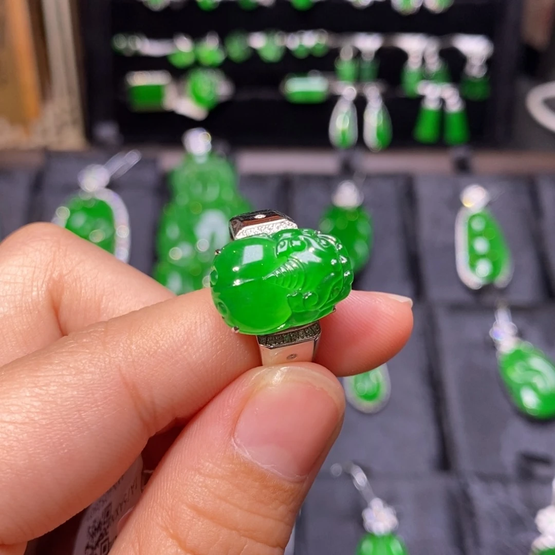 18K金镶嵌戒指翡翠天然翡翠