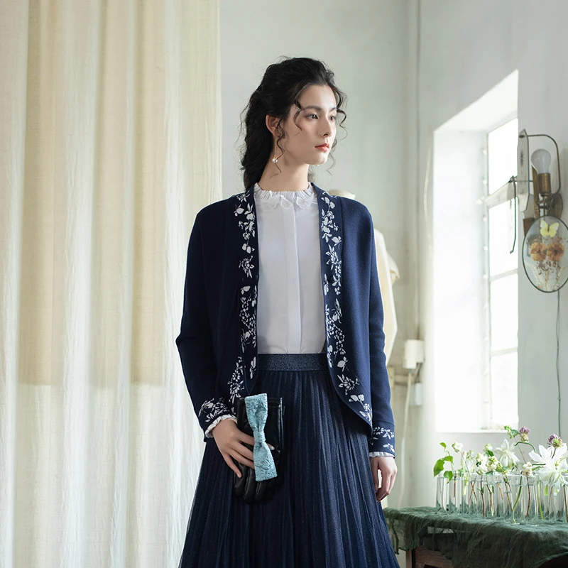 生活在左2024秋冬新品优雅提花国风气质毛织外套女1944180百搭款.