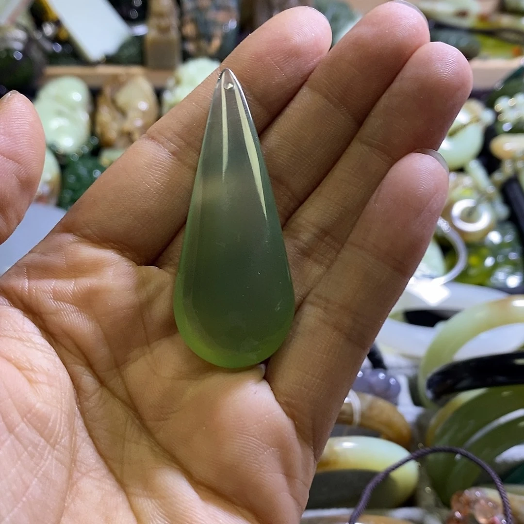 未镶嵌岫玉颈饰一个
