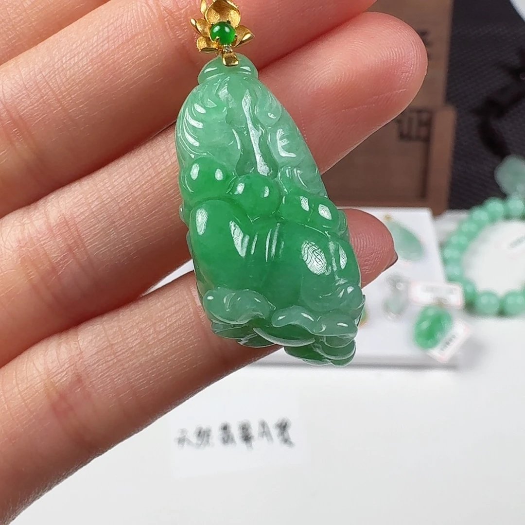 翡翠18K金镶嵌颈饰