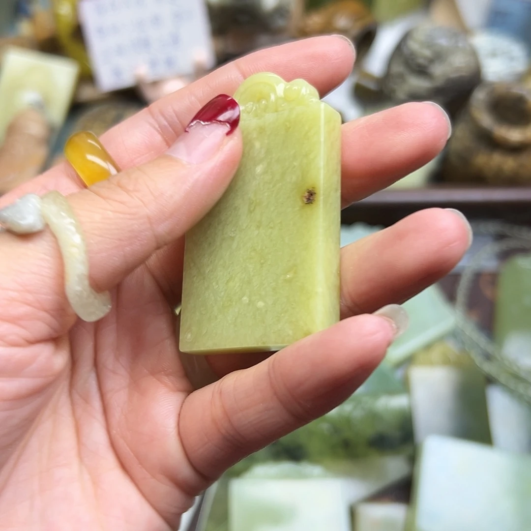 一***月未镶嵌岫玉颈饰辽阳料无事牌