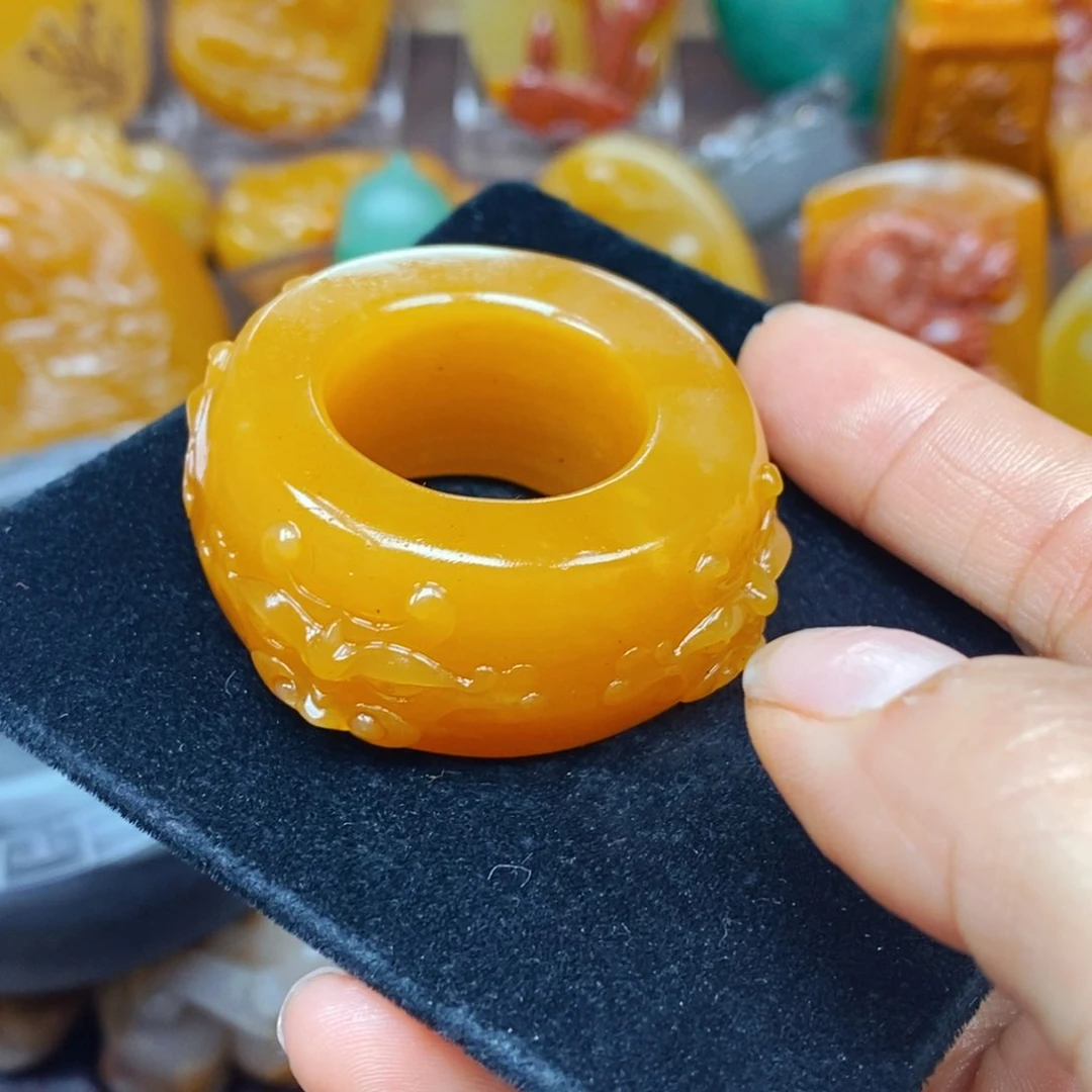 未镶嵌石英质玉（黄龙玉）颈饰
