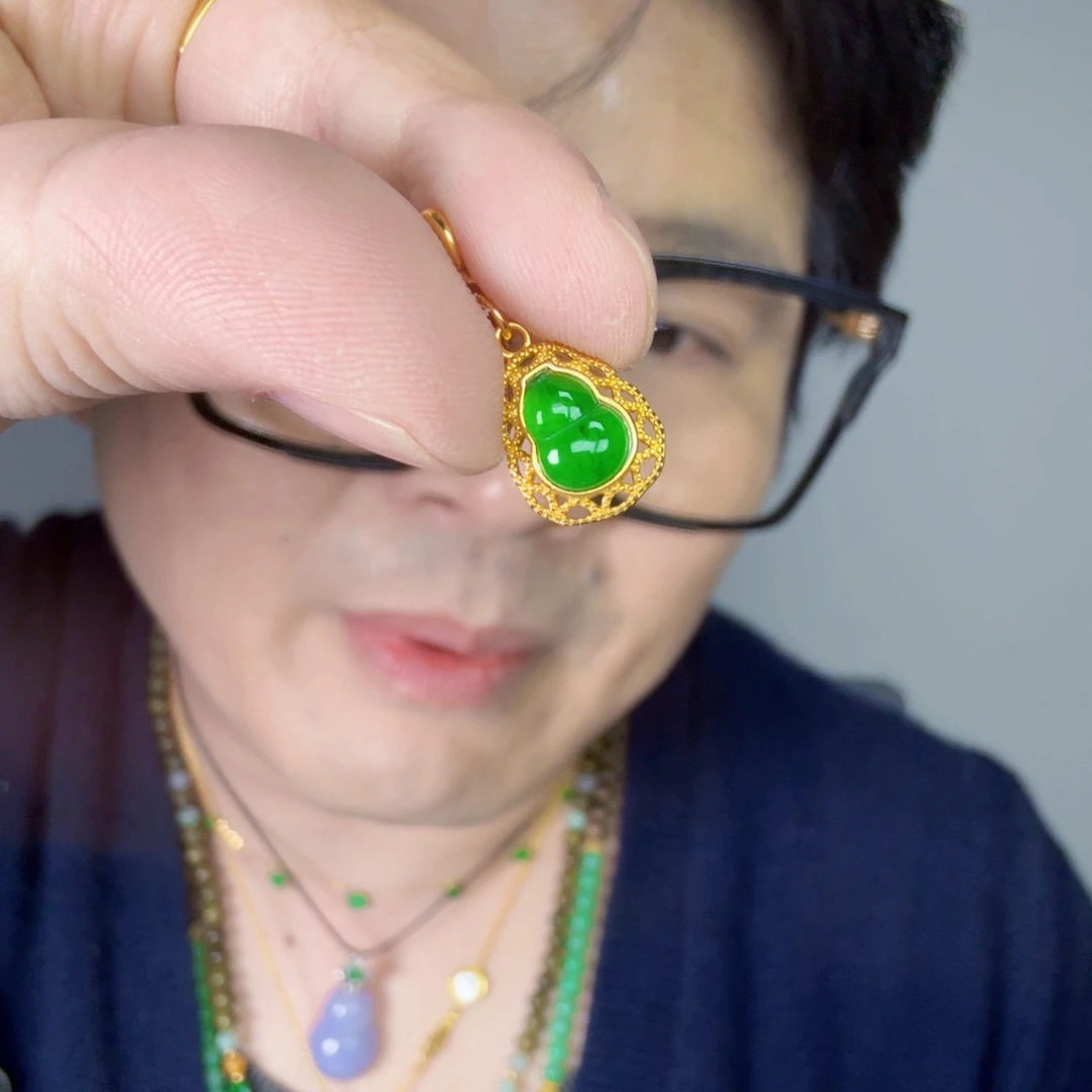 翡翠未镶嵌颈饰一件