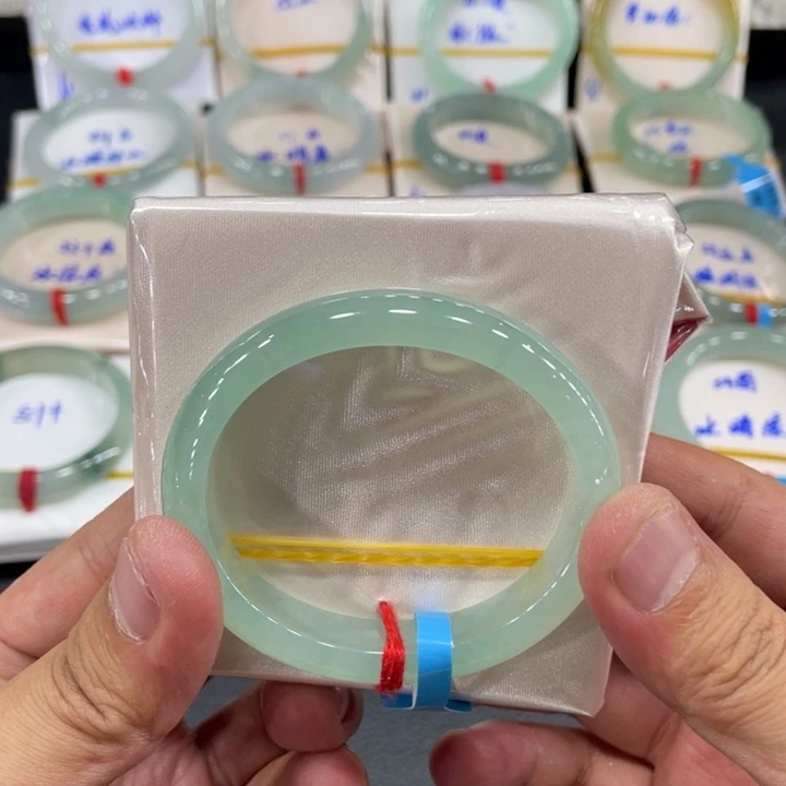 翡翠手镯未镶嵌缅甸翡翠