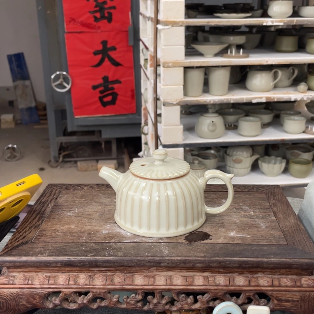 瓷片月白釉青莲壶