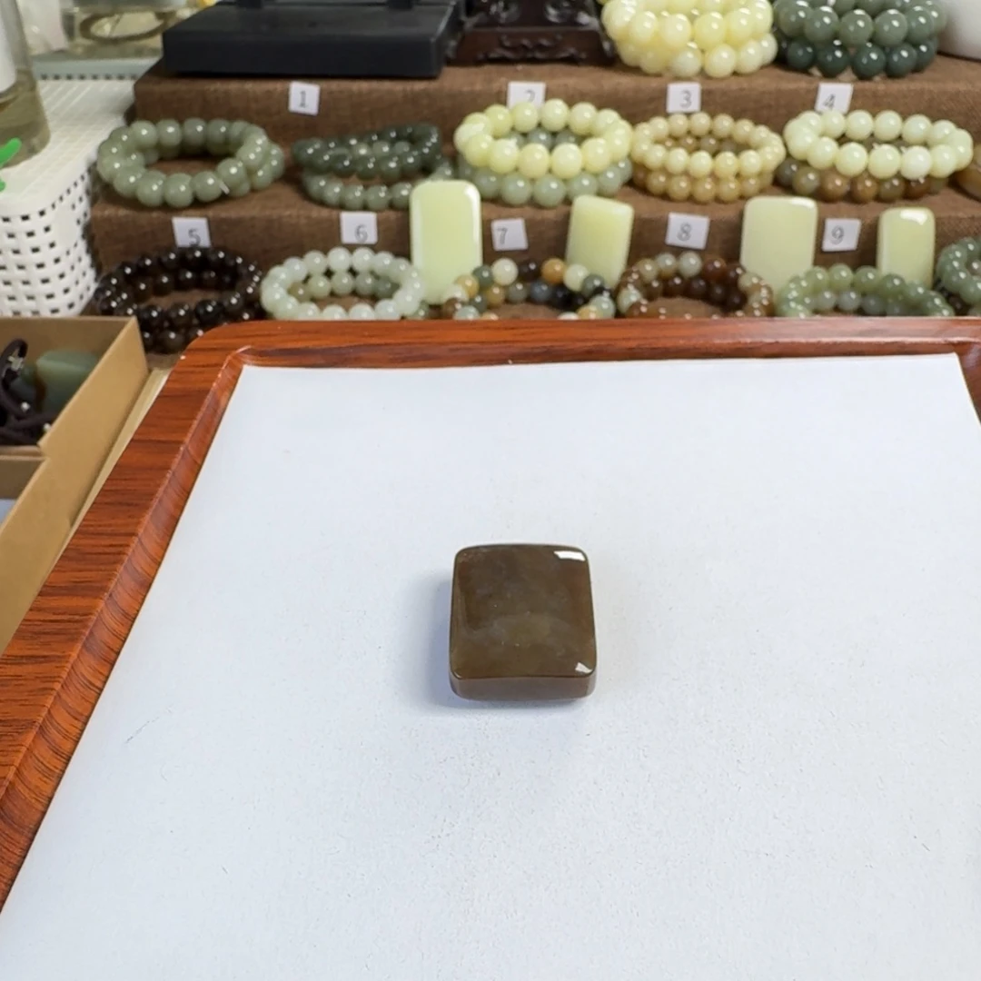 颈饰未镶嵌和田玉（糖玉）