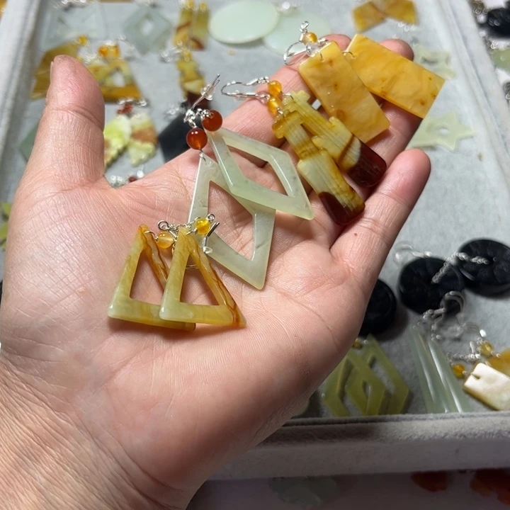 蛇纹石玉未镶嵌耳饰