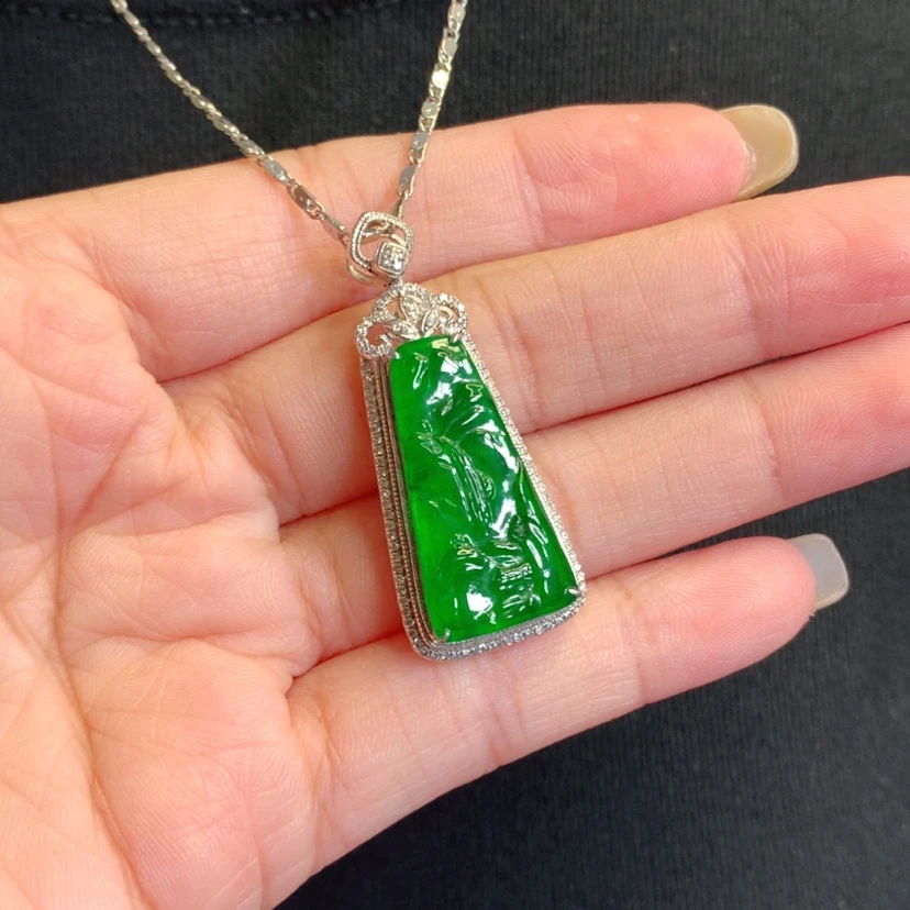 【闪购商品】颈饰18K金镶嵌翡翠山水牌