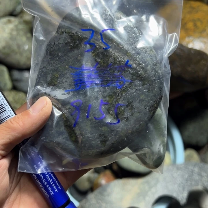 宁***远未镶嵌菱锰矿藏玉药王石
