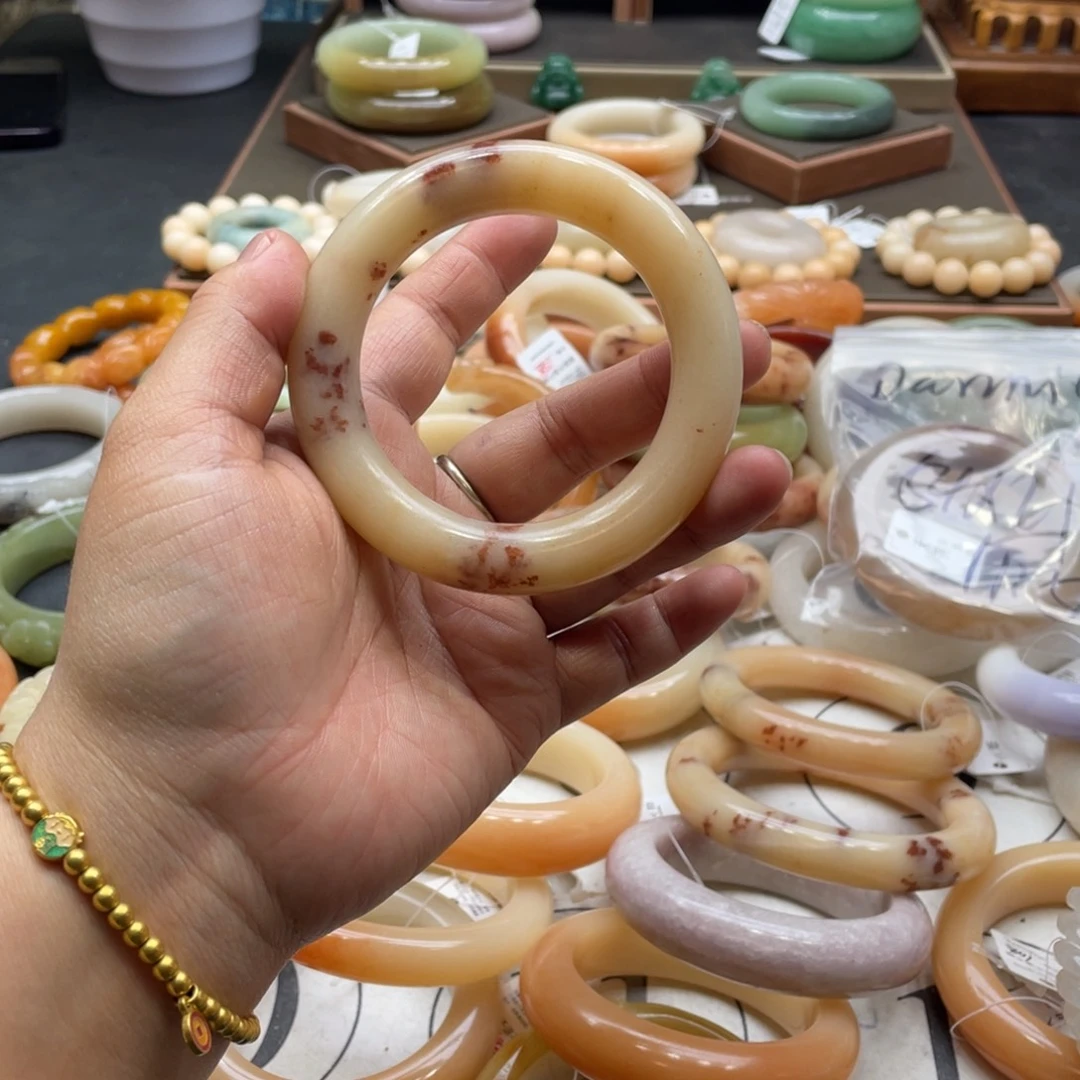 今***胖石英岩玉未镶嵌手镯