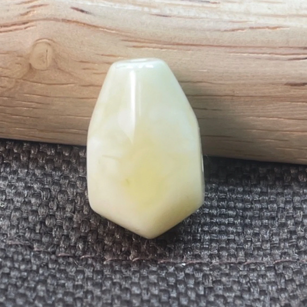 原矿蜜蜡浓白花蜡精工鲨鱼鳍三通12×19mm