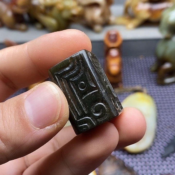未镶嵌蛇纹石玉颈饰