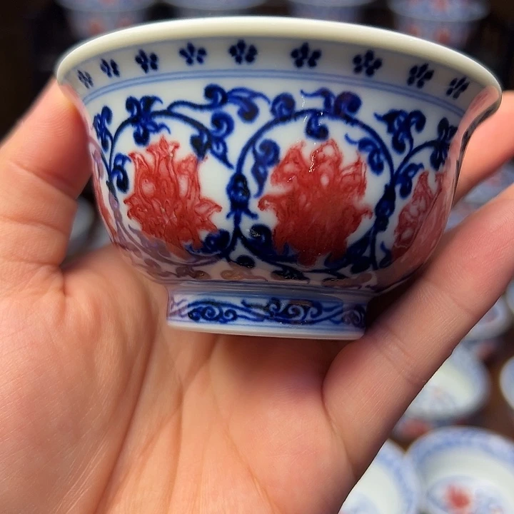 青花釉里红狮心压手杯活动款