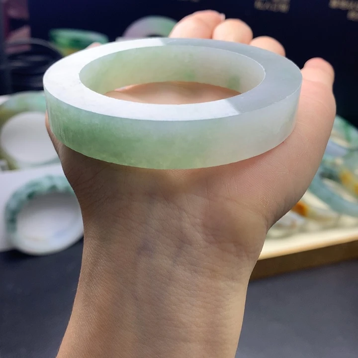 定制翡翠未镶嵌翡翠手镯