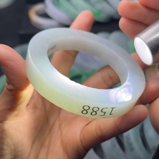 定制翡翠未镶嵌手镯