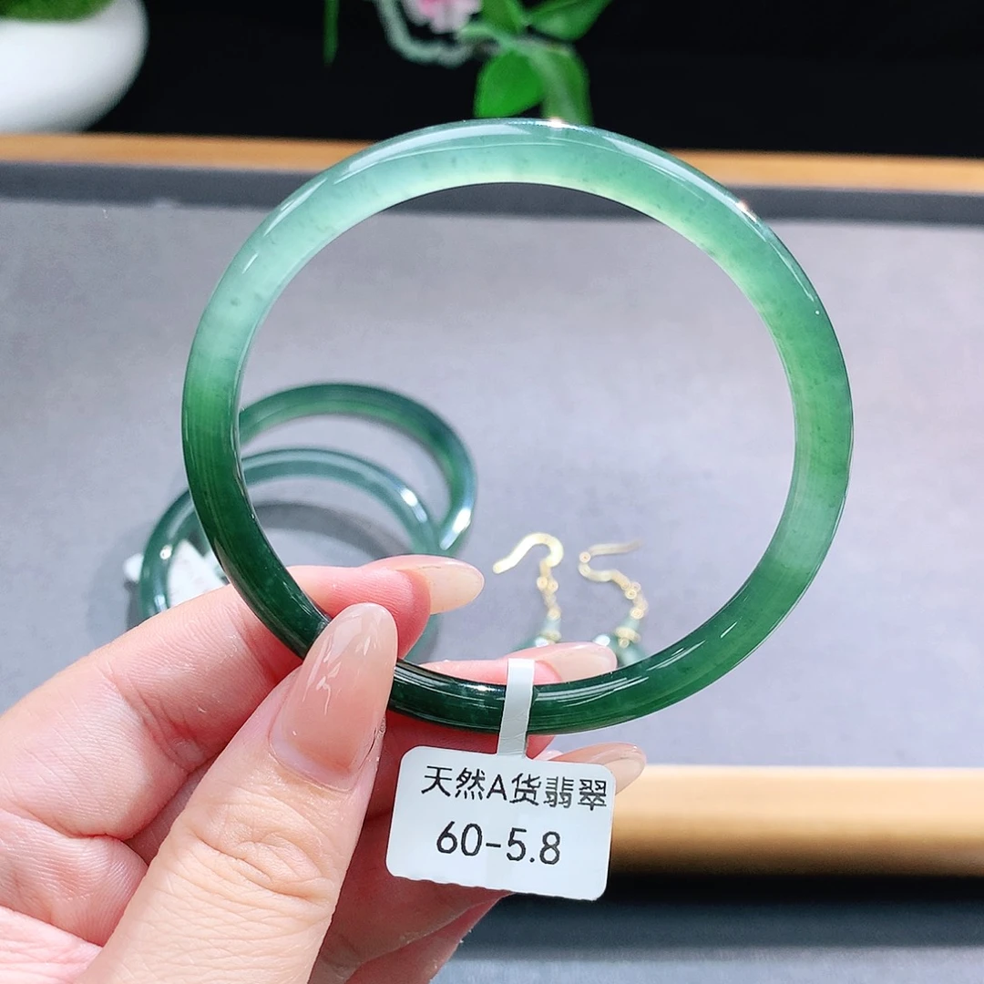 未镶嵌手镯（圆镯）翡翠