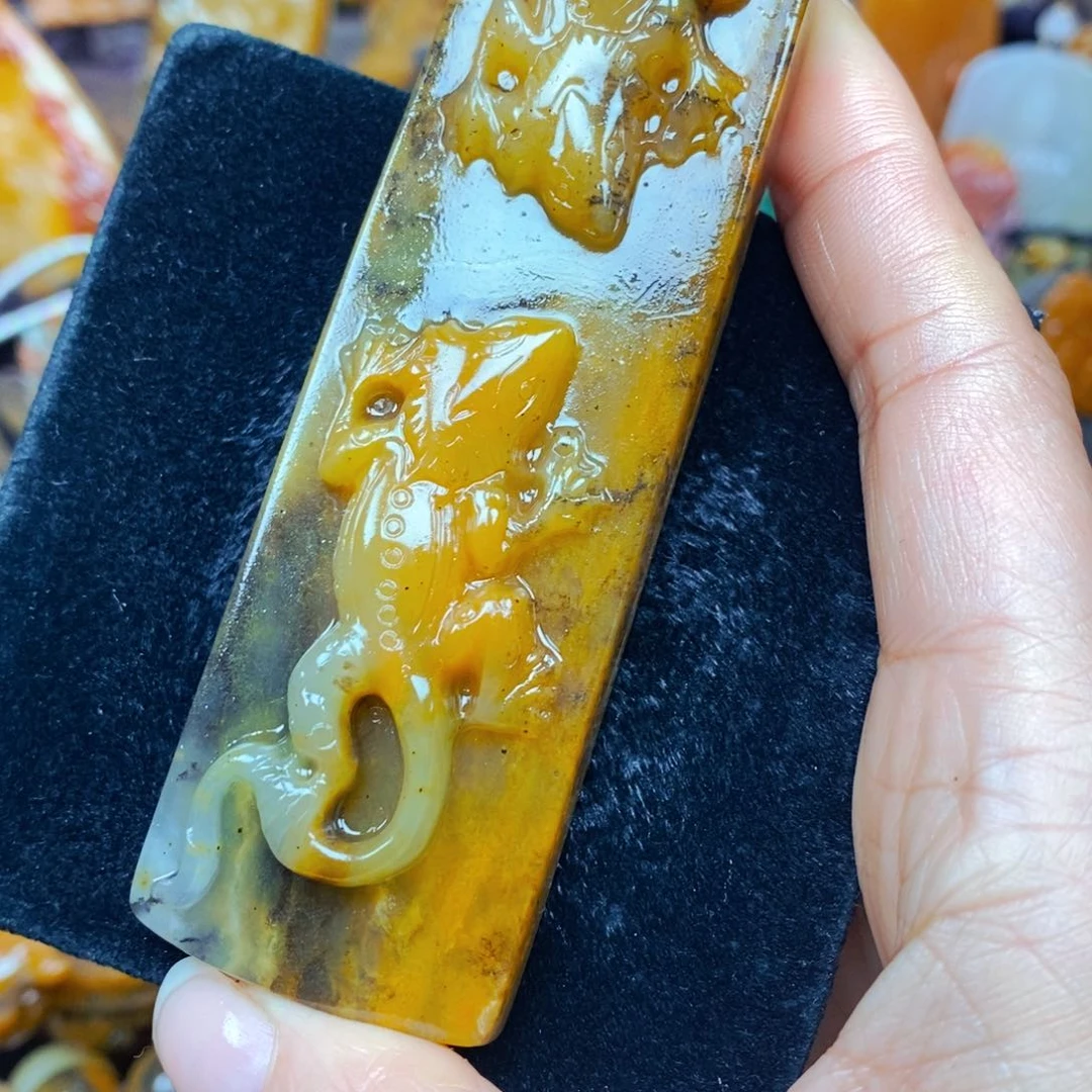 未镶嵌石英质玉（黄龙玉）颈饰