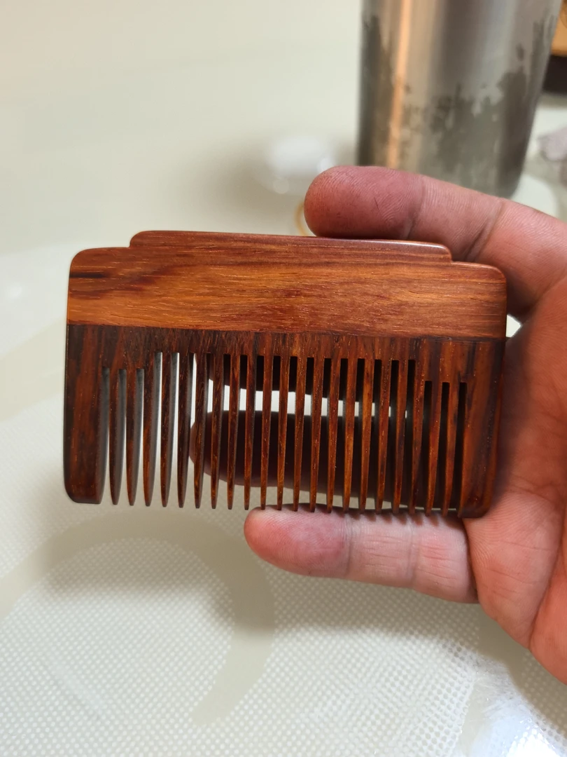 小叶紫檀掌中宝小梳子一枚