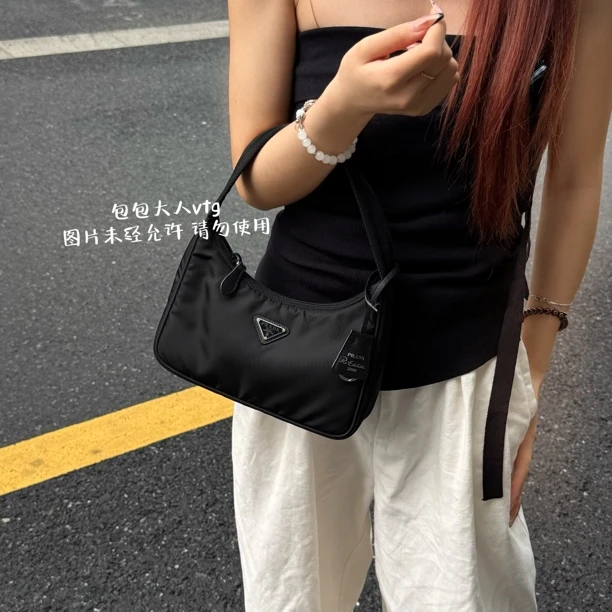 99新 Prada/普拉达 黑色降落伞2000hobo单肩包
